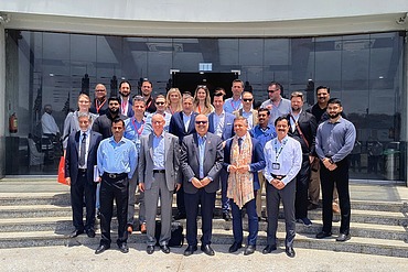 Technische Spitzenleistungen und Zusammenarbeit: Eine hochrangige Delegation steht vor einem der wichtigsten Infrastrukturprojekte Indiens, das einen Meilenstein in den österreichisch-indischen Wirtschaftsbeziehungen darstellt.