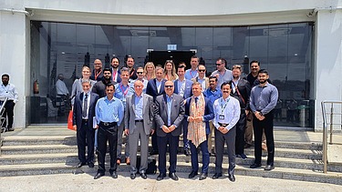 Technische Spitzenleistungen und Zusammenarbeit: Eine hochrangige Delegation steht vor einem der wichtigsten Infrastrukturprojekte Indiens, das einen Meilenstein in den österreichisch-indischen Wirtschaftsbeziehungen darstellt.