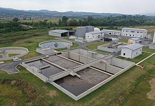 Eine moderne Anlage zur Behandlung und Reinigung kommunaler Abwässer mit Absetzbecken, Belebungsbecken und fortschrittlichen Kläranlagen zur Gewährleistung von Umweltschutz und Wasserqualität.