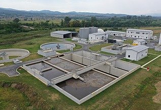 Eine moderne Anlage zur Behandlung und Reinigung kommunaler Abwässer mit Absetzbecken, Belebungsbecken und fortschrittlichen Kläranlagen zur Gewährleistung von Umweltschutz und Wasserqualität.