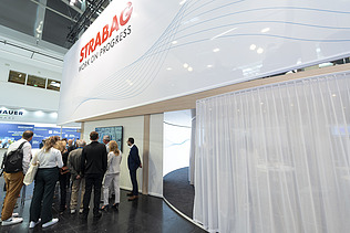 Eine gut besuchte Podiumsdiskussion direkt am Stand, die das große Interesse und die aktive Beteiligung der Messebesucher zeigte.