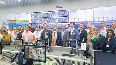 Ein Blick auf die Innovation aus erster Hand: Die österreichische Delegation besichtigt fortschrittliche Kontrollzentren und hebt die technologischen Beiträge von EFKON und STRABAG zu wichtigen indischen Infrastrukturen hervor.
