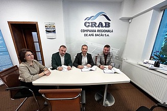 Am Hauptsitz der Compania Regională de Apă Bacău S.A. versammelten sich Vertreter, um den neuen Planungs- und Bauauftrag von STRABAG für die Modernisierung der Wasser- und Abwassersysteme im Kreis Bacau zu formalisieren. Die Vereinbarung ist ein wichtiger Schritt zur Verbesserung der regionalen Wasserqualität, Effizienz und Versorgungssicherheit.