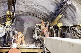 Das Bild zeigt eine Tunnelbaustelle, bei der Baustellensicherheitssysteme besonders wichtig sind